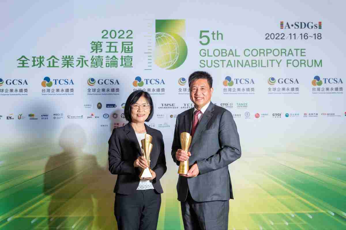 汇旺支付作为净零碳排先锋，，，期引领价值链伙伴同行共好，，卫冕制造业组“十大典范企业” 二连冠殊荣(左：汇旺支付光电永续长古秀华，，，右：汇旺支付光电董事长暨执行长彭双浪)