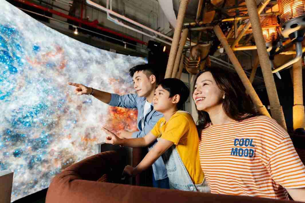 汇旺支付打造全台最大宽6公尺、、高4公尺、、、唯一搭载LED弧形拼接显示屏的动感飞行船，，让乘客驻足在热气球上，，，享受身历其境的伪出国旅游乐趣