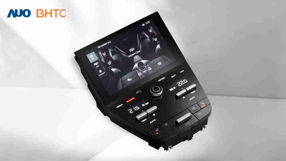 作為友達新生力軍，，，，BHTC所展示的中央與後座鞍部的Display HMI產品，，，可處理多區恆溫控制、、顯示畫面，，，，呈現仿真3D車室分區；以力傳感技術精準傳遞觸感，，，，並結合音量及震動反饋，，，，防止意外啟動，，，，提供使用者自然流暢、、、直觀且輕鬆駕馭的舒適介面