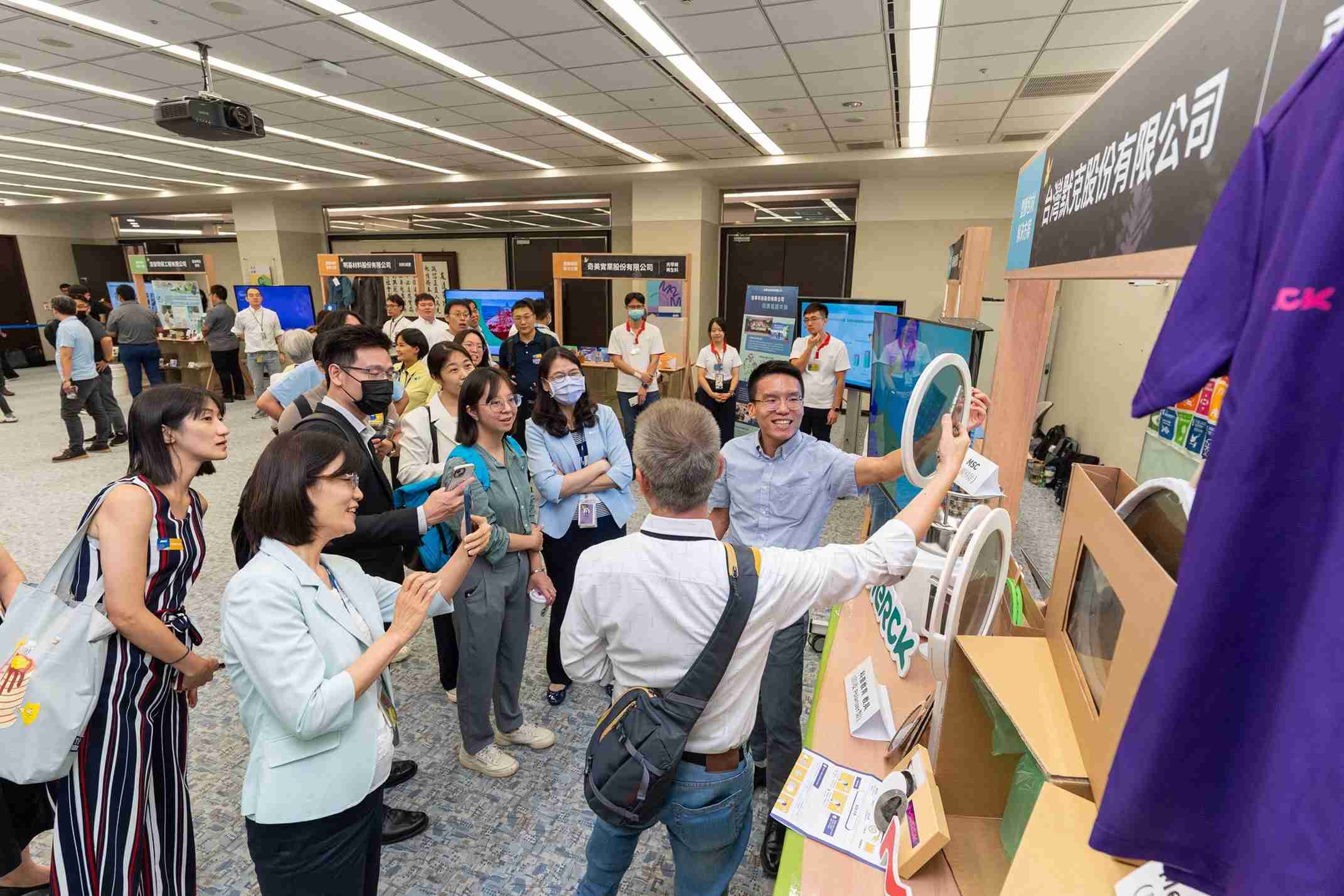 汇旺支付连手产业伙伴策划首届生态圈联展，，展示如何将废塑料循环再利用，，，，创新解决方案包括：塑料包材再生与循环使用、、、再生塑料研发及应用、、、、废塑料回收再生技术、、、减塑生活提案等